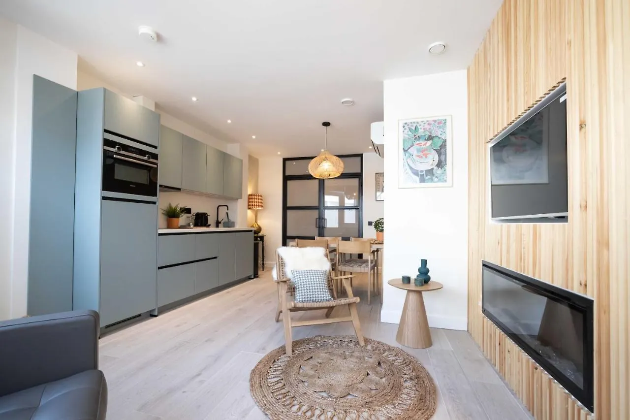 Modern Two Bedroom Apartment Close To The Beach Haag 0*,