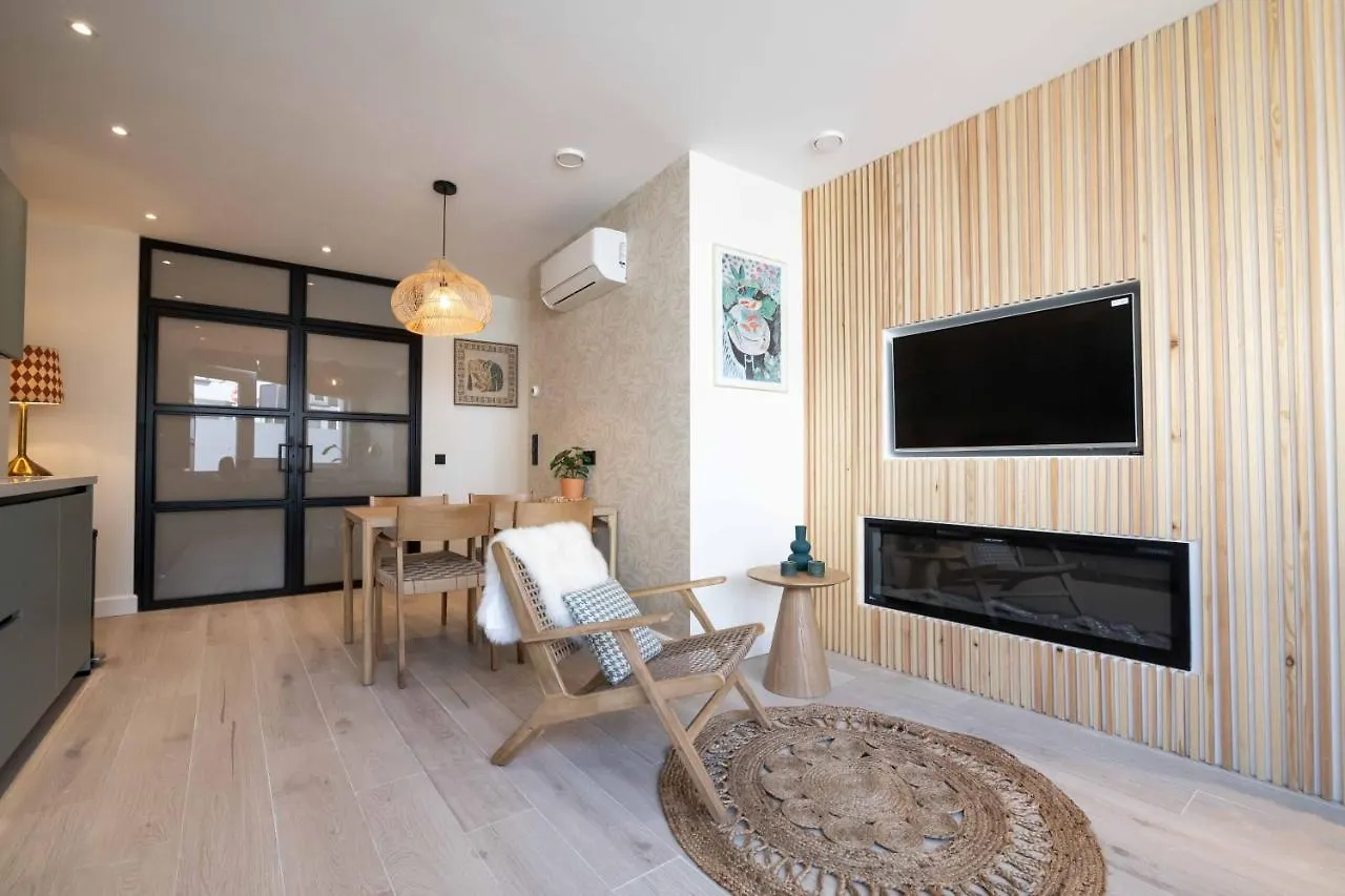 Modern Two Bedroom Apartment Close To The Beach Haag Holland